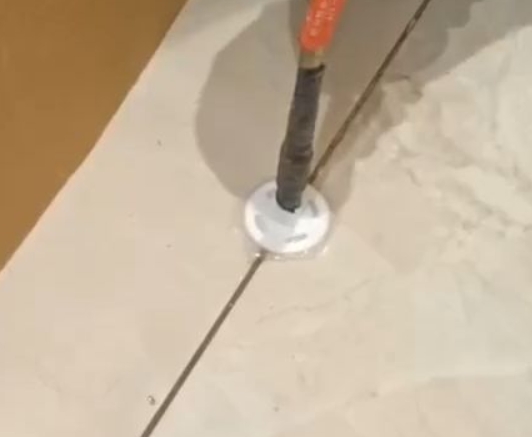 芦淞瓷砖空鼓维修公司专业解答瓷砖在铺贴过程中，如果没有涂抹均匀到位的粘结材料（如水泥砂浆或瓷砖胶），可能会导致以下问题